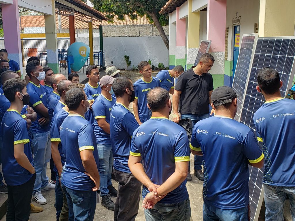 Alunos participam de aula prática de Montagem de Sistemas Fotovoltaicos